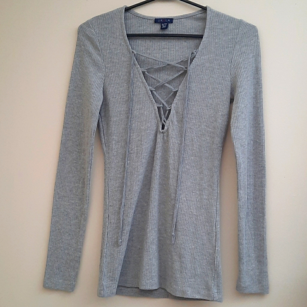 Long sleeves lace-up top